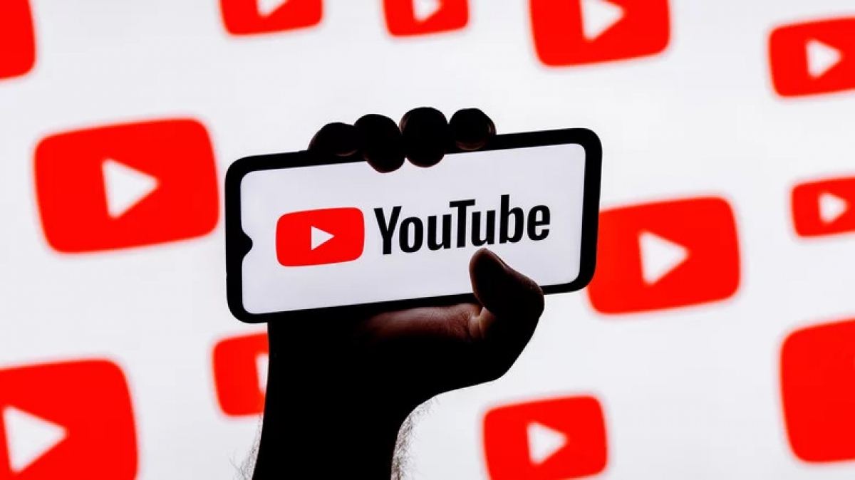 Youtube sát nhập vào Google năm 2006 là một ví dụ cho việc thâu tóm sản phẩm, dịch vụ mới có cùng cơ sở khách hàng